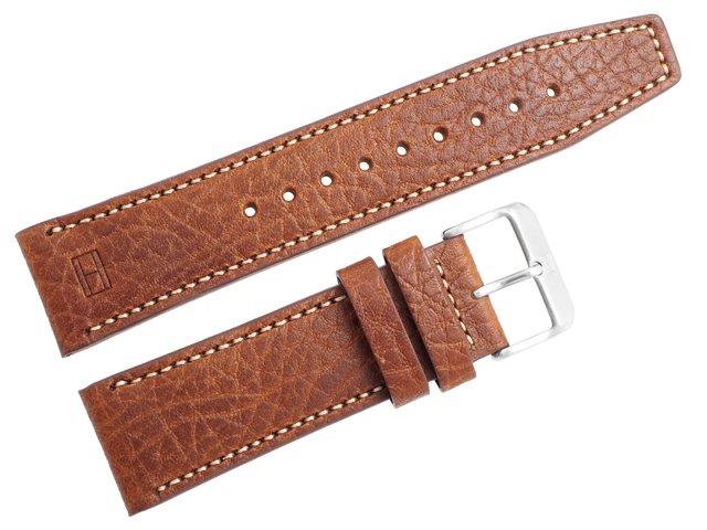 Srebrna matowa klamra ze stali nierdzewnej z logo Tommy Hilfiger przy brązowym pasku 24 mm.